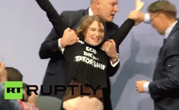 Sobrietatea lui Mario Draghi spulberată de o blondă Sobrietatea lui Mario Draghi spulberată de o blondă